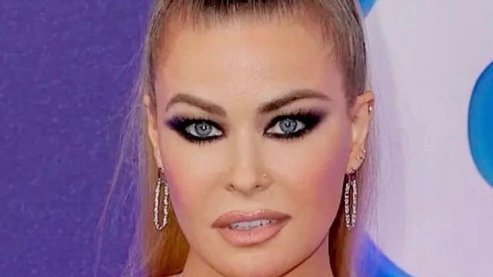 Carmen Electra sacudió la red en ajustado microtop brillante