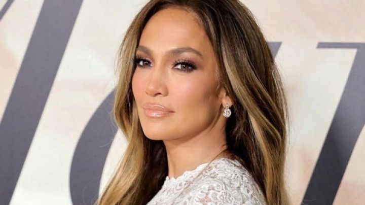 La camisa satinada de Jennifer Lopez que será tendencia