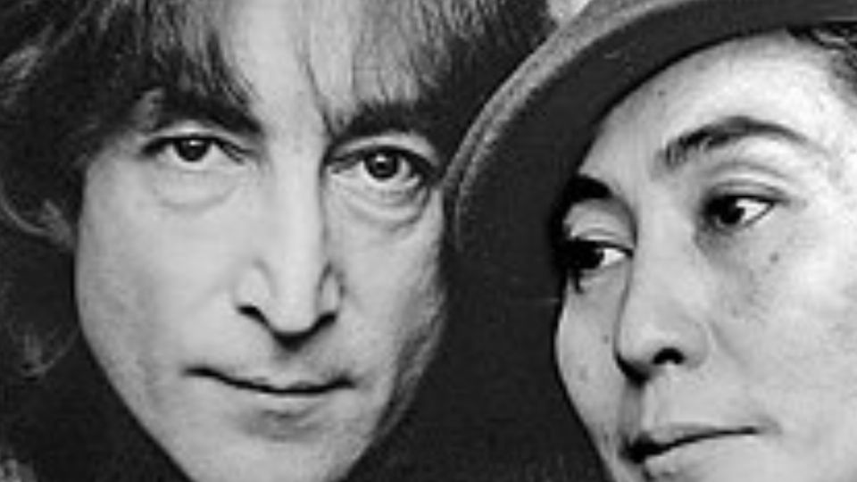 John y Yoko Ono, posando. Fuente: Instagram @johnlennon
