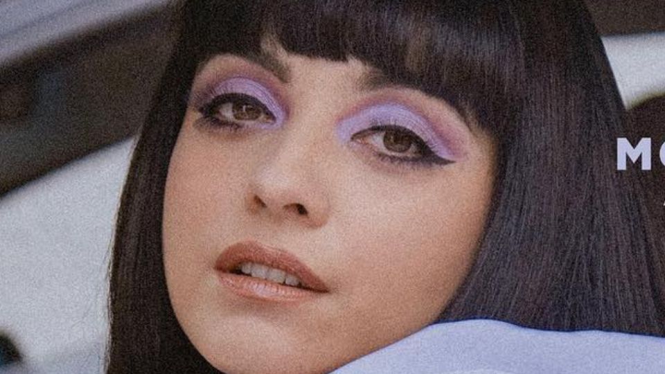 Mon Laferte, posando. Fuente: Instagram @monlaferte