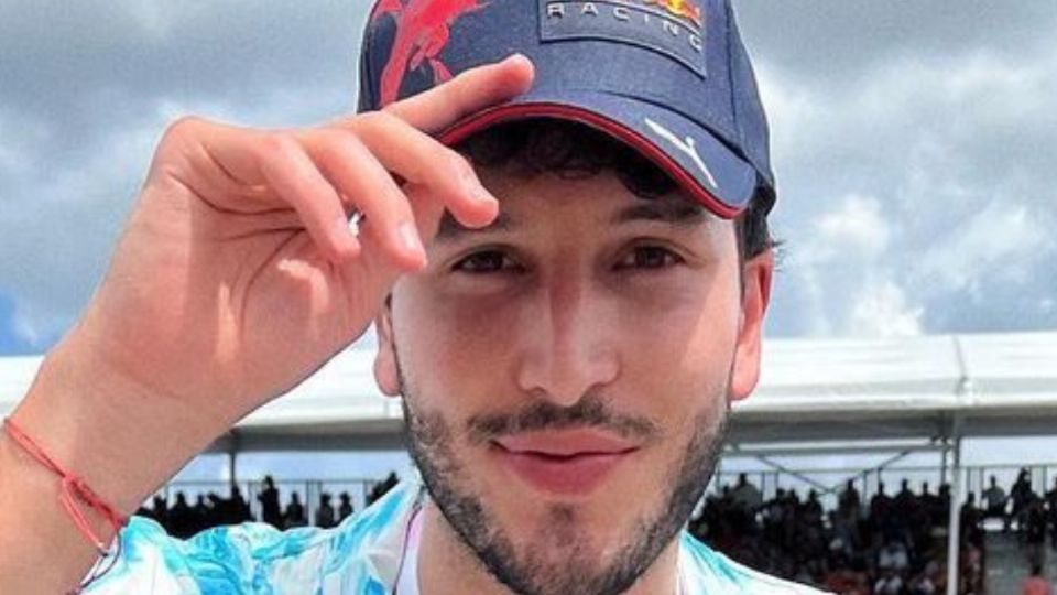 Sebastián, posando. Fuente: Instagram @sebastianyatra