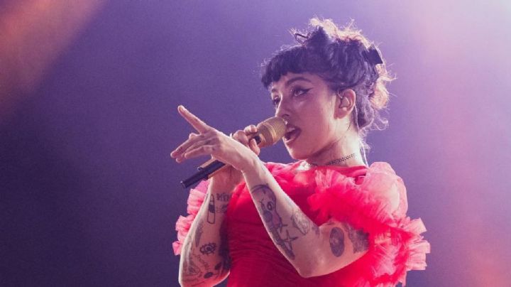 Al estilo español, Mon Laferte deslumbró con su look arriba del escenario