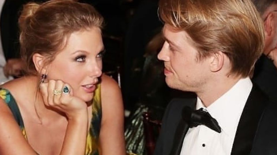 Taylor y Joe, posando. Fuente: Instagram @thisisataylorswiftfan

