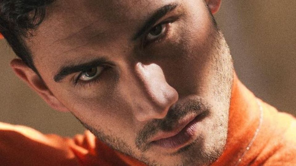 Alejandro Speitzer, posando. Fuente: Instagram @alejandrospeitzer.