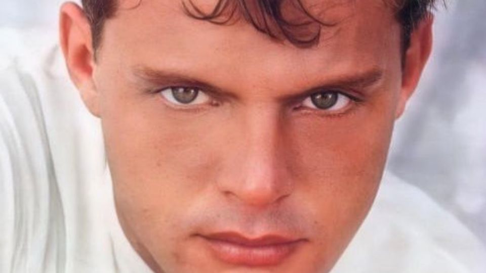 Luis Miguel, posando. Fuente: Fanpage Instagram @lmxlmincondicional

