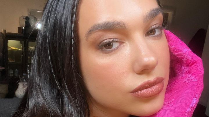 Dua Lipa impacta en la pasarela de Balenciaga con un súper vestido amarillo