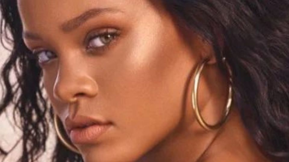 Rihanna, posando. Fuente: Instagram Fanpage @rihannaoffiicial

