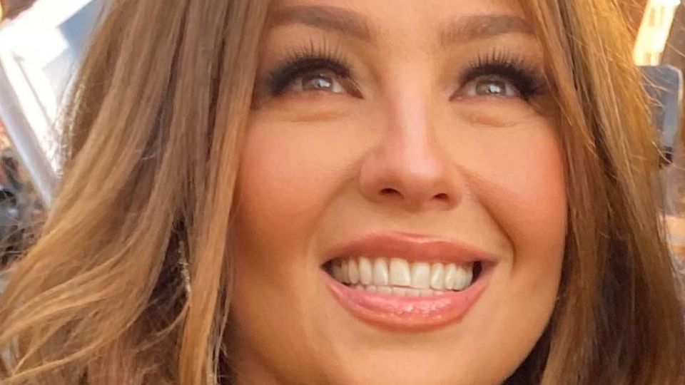 Thalía, posando. Fuente: Instagram @tommymottola