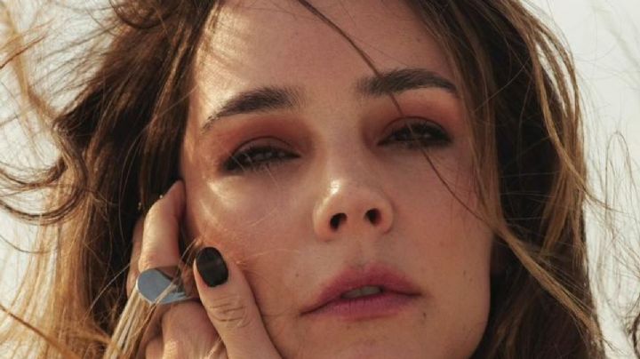 Camila Sodi posó en bata desde la cama y enamoró a todos