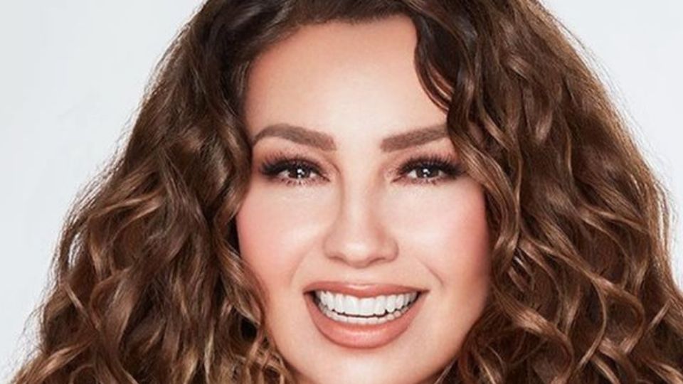 Thalía, posando. Fuente: Instagram @thalía