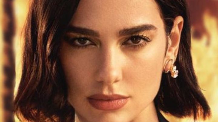 Dua Lipa impacta en el escenario con vestido cutout y de brillantes
