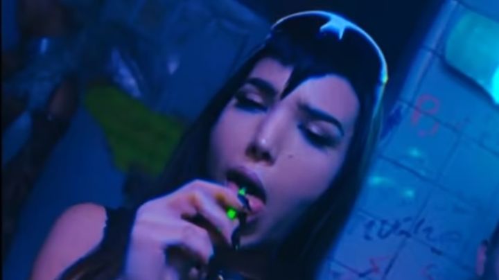 Quién es la mujer desconocida que aparece en el video de Danna Paola y se hizo popular