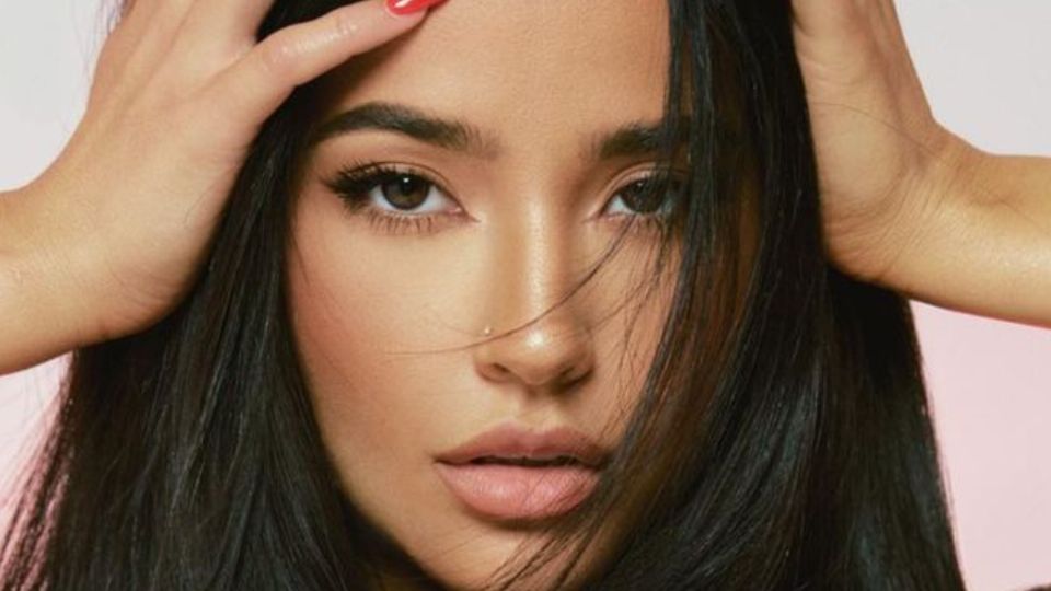 Becky G, posando. Fuente: Instagram @iambeckyg