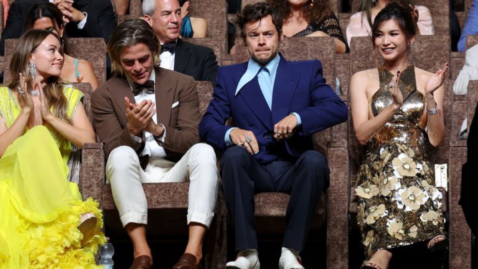 Harry, y sus compañeros de elenco. Fuente: Twitter: @showmundialshow