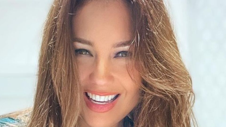 Thalía, posando. Fuente: Instagram @thalía
