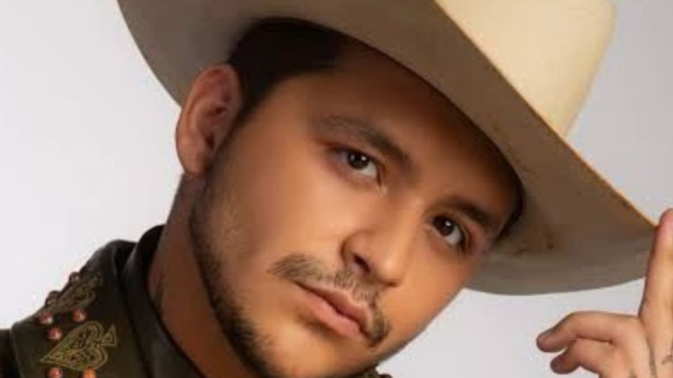 Christian Nodal, posando. Fuente: Instagram Fan Page @_.nodal._
