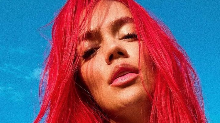 Karol G enamoró a todos en mini falda a cuadros  y top